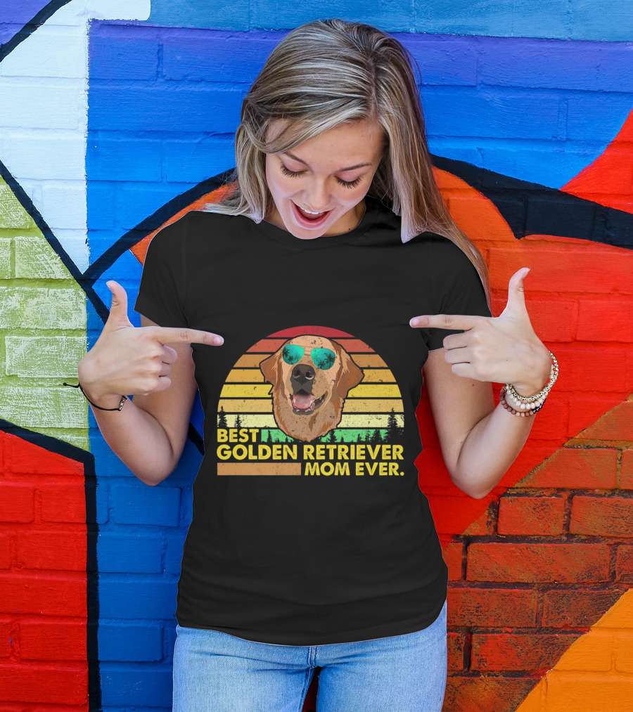 Best Golden Retriever Mom Ever Vintage Style With Retro Sunset And Sunglasses T-Shirt