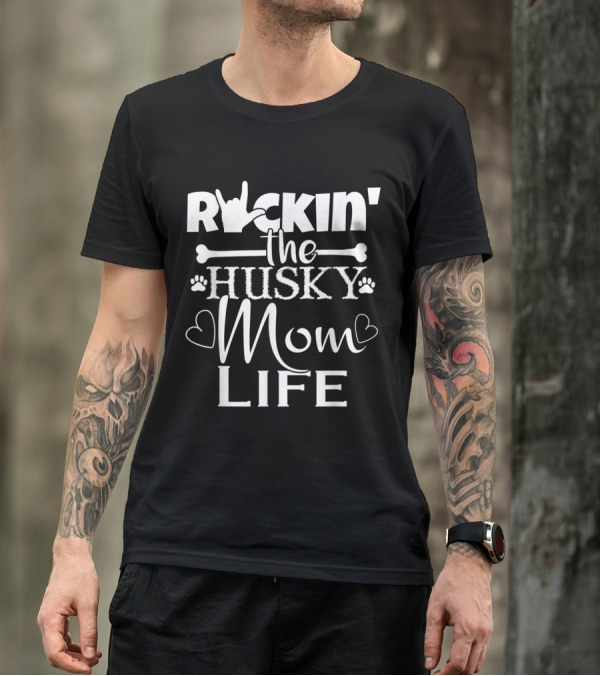 Living That Rockin' Husky Dog Mom Life With Paw Prints And Hearts T-Shirt