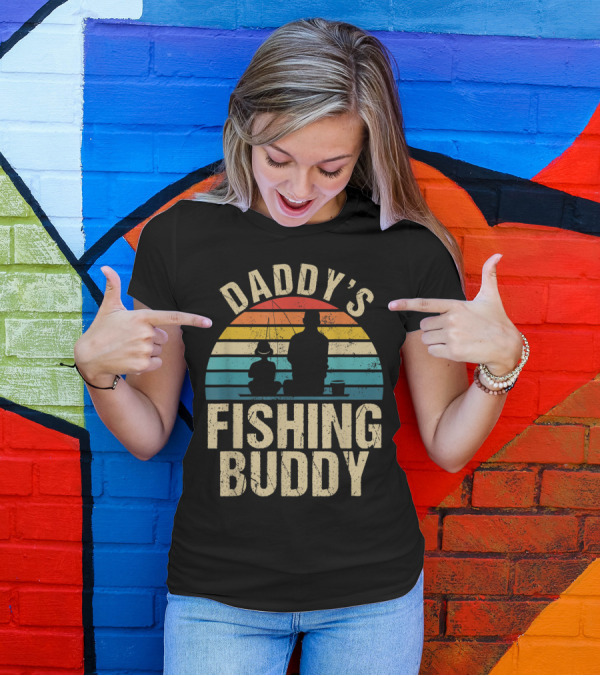 Daddy's Fishing Buddy Retro Sunset Vintage Bo T-Shirt