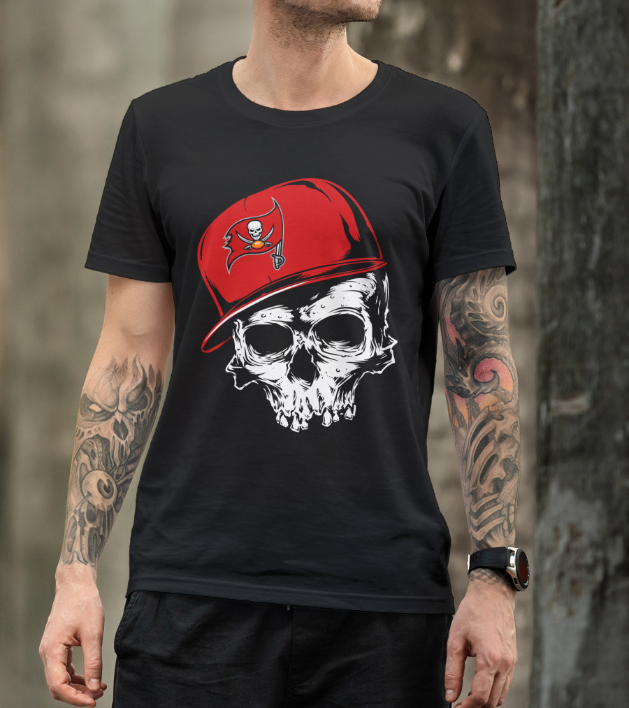 Tampa Bay Buccaneers Skull With Red Cap And Pirate Flag T-Shirt
