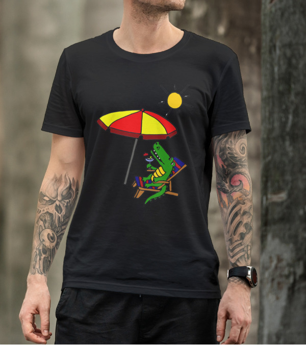 Cool Funny Alligator Relaxing Under Sun Umbrella At Beach With Drink T-Shirt