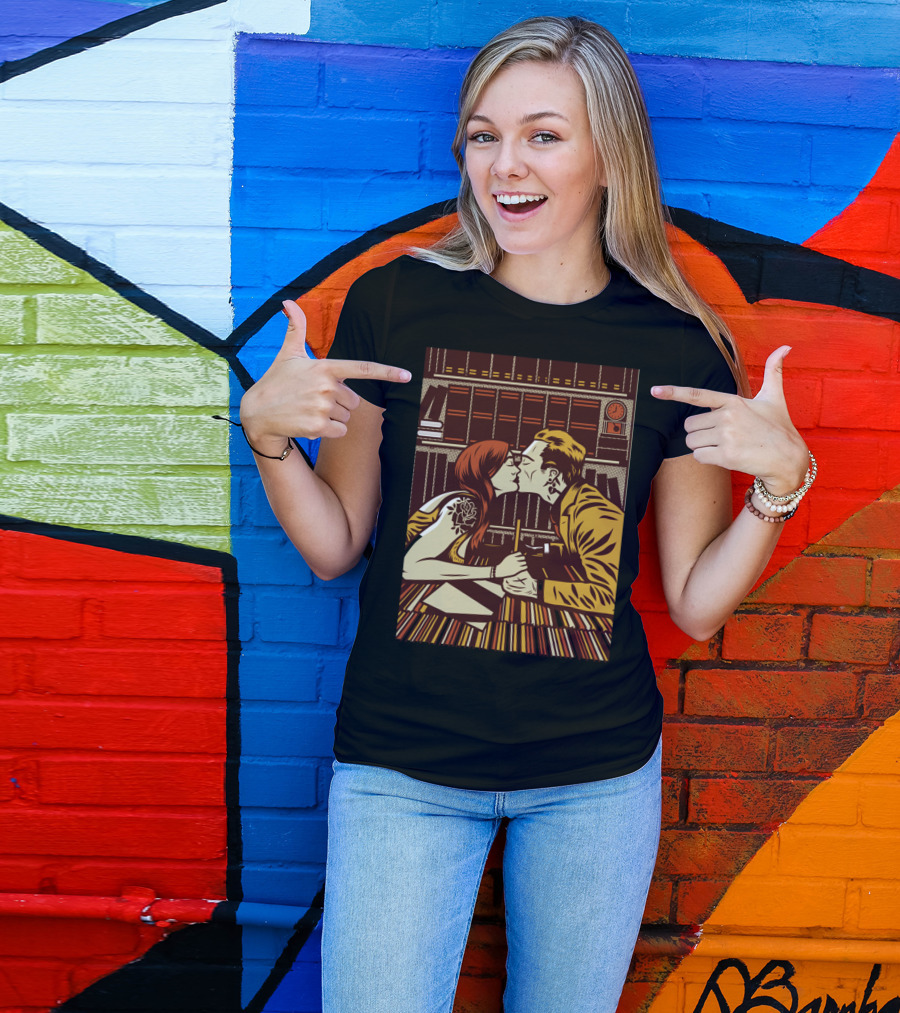 Love And Vinyl Kiss Amongst Records T-Shirt