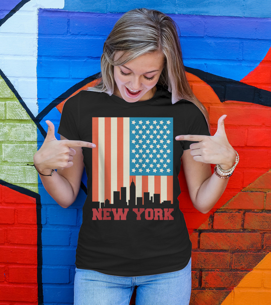 New York Skyline Vintage NYC American Flag Stars Stripes New York T-Shirt