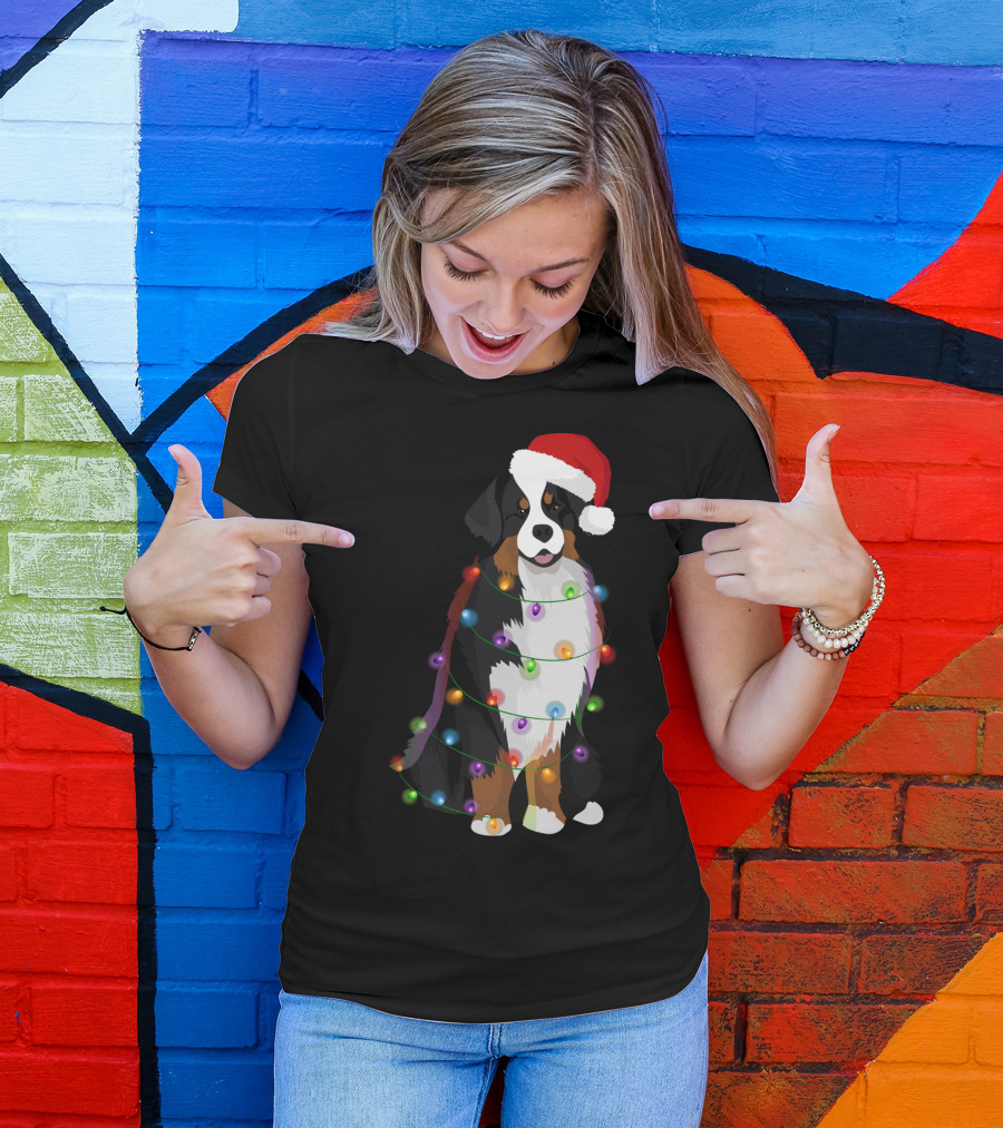 BERNESE MOUNTAIN DOG CHRISTMAS SANTA HAT LIGHTS XMAS DOG T-Shirt