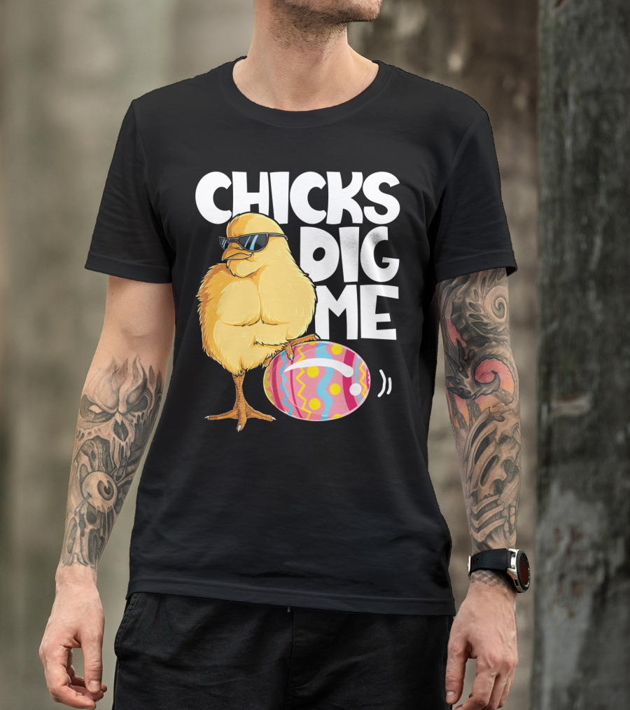 Chicks Dig Me Easter Bunny Ears Egg Men17 Sunglasses Cool Chick Egg T-Shirt