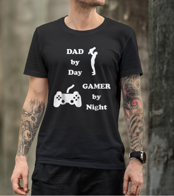 DAD By Day GAMER By Night Gamer Dad Controller T-Shirt
