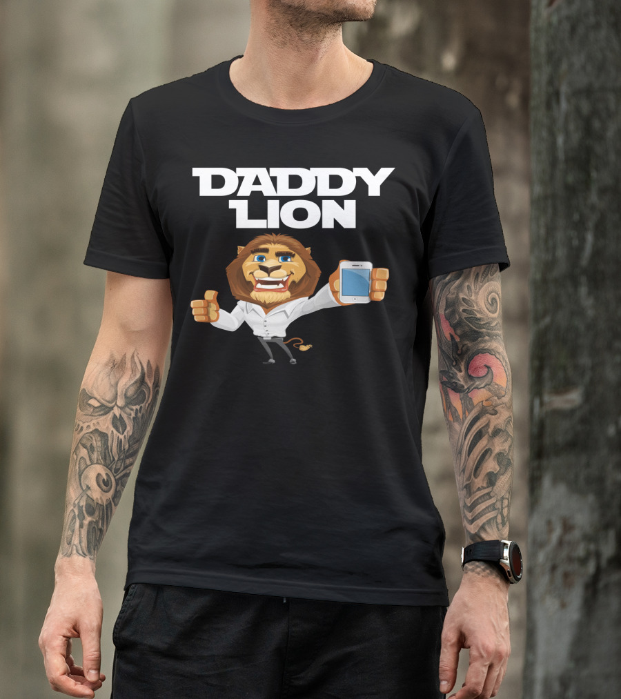 Daddy Lion With Smartphone Thumbs Up T-Shirt