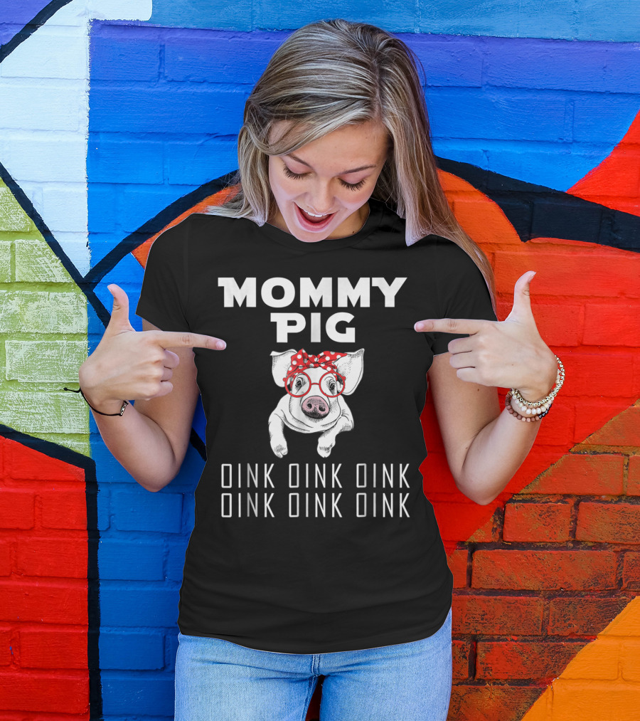 Mommy Pig Oink Oink Oink Oink Oink Oink Red Bow Glasses T-Shirt