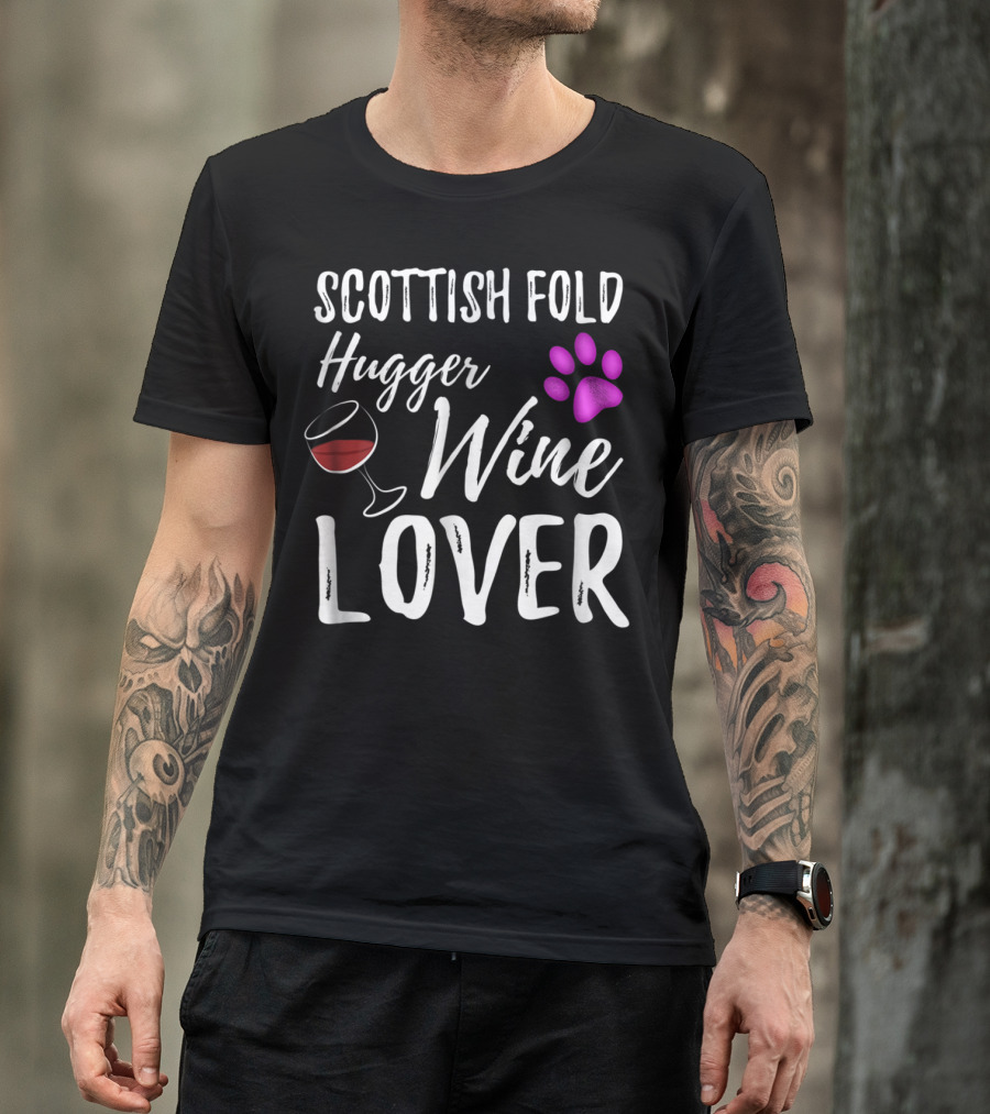 Scottish Fold Hugger Wine Lover Cat Mom Cat Dad Wine Glass Purple Paw T-Shirt