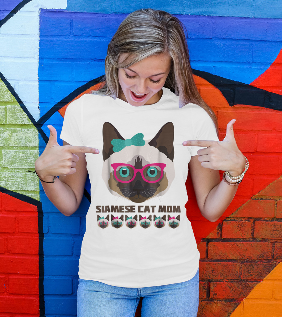 Siamese Cat Mom Cute Funny Cat Lover With Glasses And Bow T-Shirt