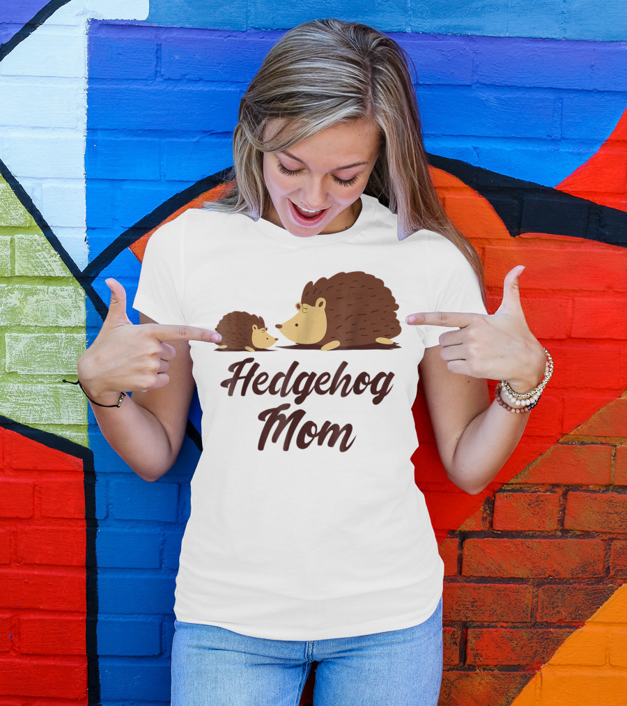 Hedgehog Mom With Cute Hedgehog T-Shirt
