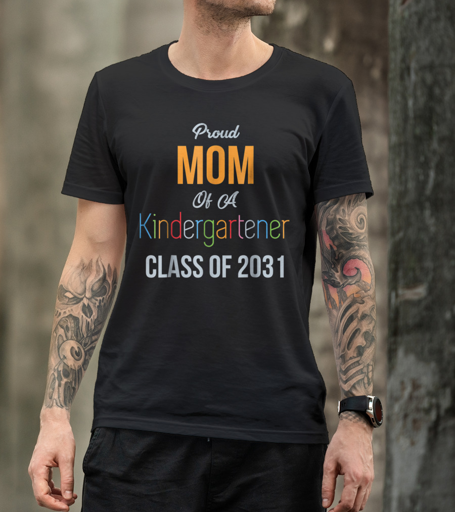 Proud Mom Of A Kindergartener Class Of 2031 T-Shirt