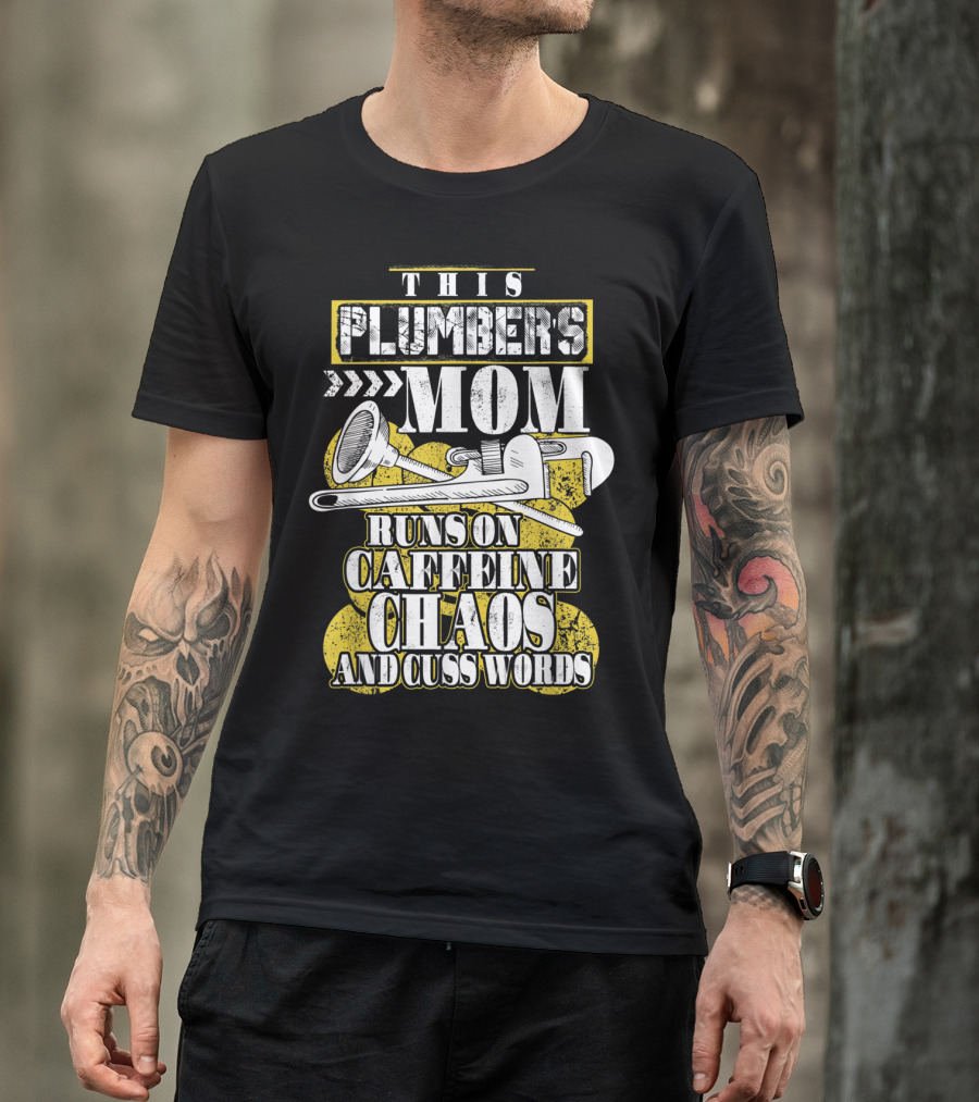 THIS PLUMBERS MOM RUNS ON CAFFEINE CHAOS AND CUSS WORDS T-Shirt