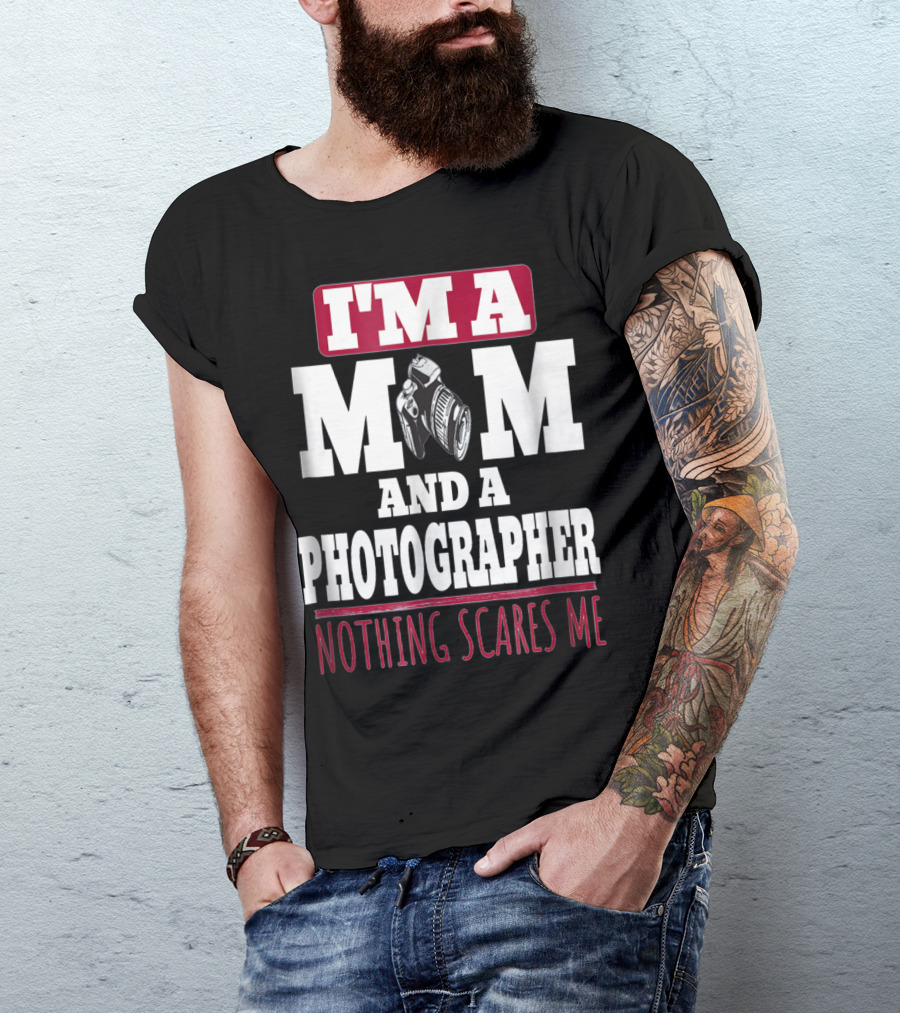 I'm A Mom And A Photographer Nothing Scares Me T-Shirt