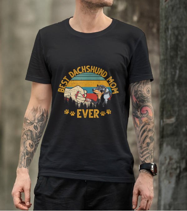 Best Dachshund Mom Ever Paw Fist Bump Retro Sunset Dog T-Shirt