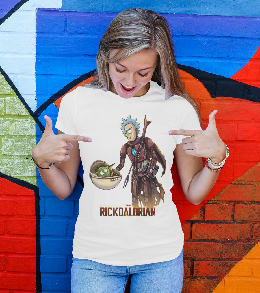The RICKDALORIAN Sci-Fi Character Fusion With Armor And Green Alien In Pod T-Shirt