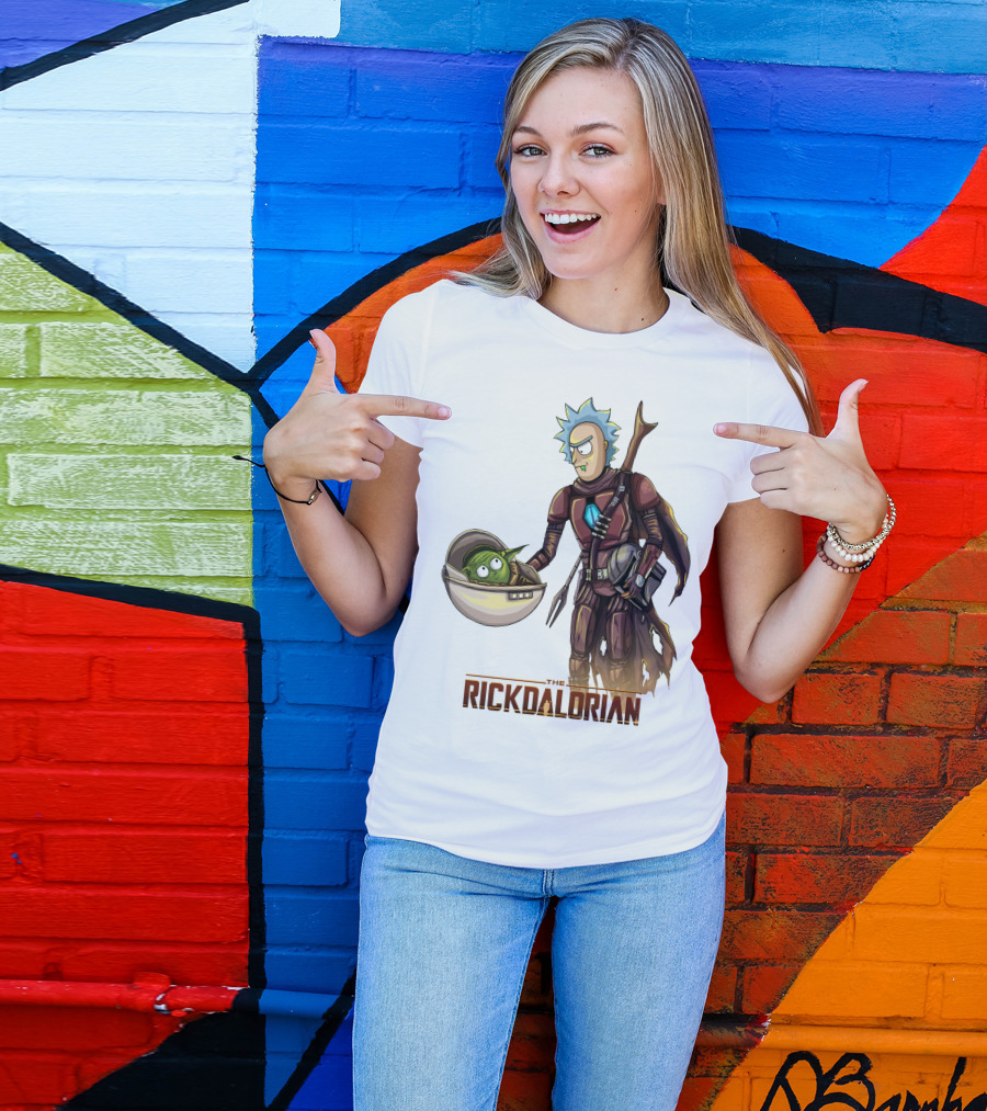 The RICKDALORIAN Sci-Fi Character Fusion With Armor And Green Alien In Pod T-Shirt