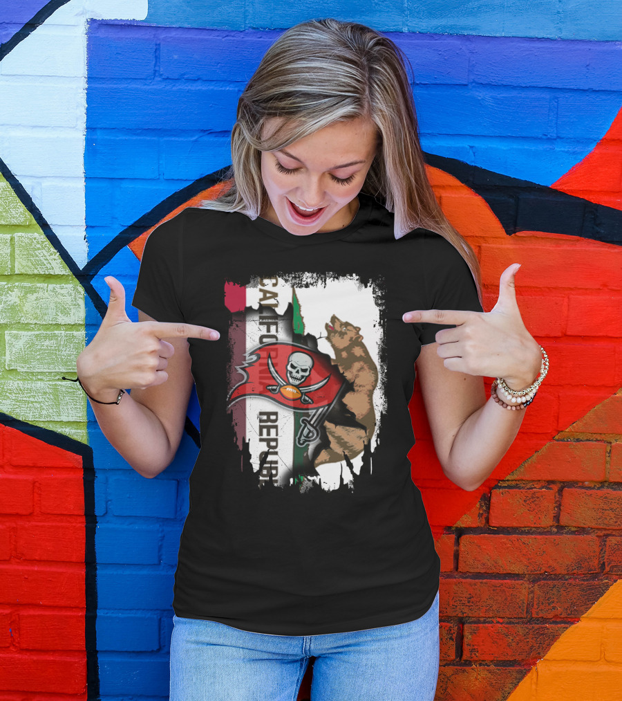 California Republic Bear With Buccaneers Pirate Flag T-Shirt