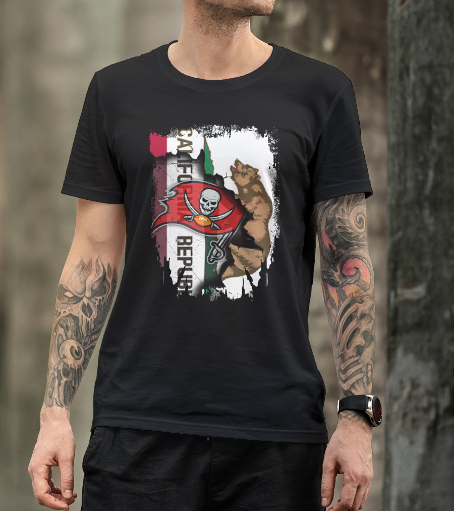 California Republic Bear With Buccaneers Pirate Flag T-Shirt