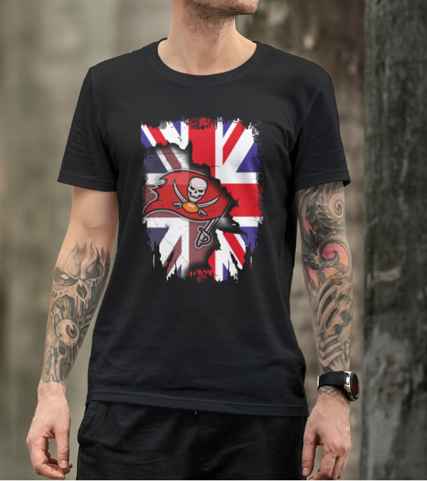 United Kingdom Flag With Buccaneers Skull And Swords T-Shirt