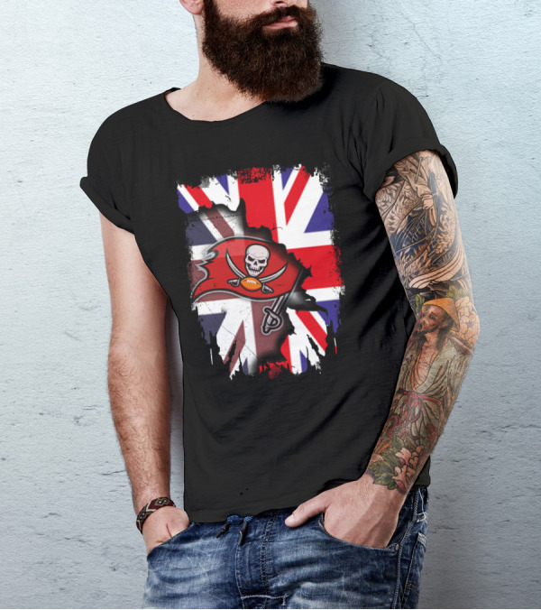 United Kingdom Flag With Buccaneers Skull And Swords T-Shirt