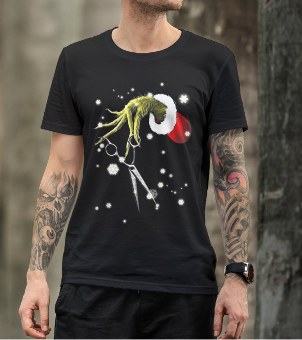 Grinch Hand With Scissors Santa Hat Snowflakes Hairdresser Christmas SE T-Shirt