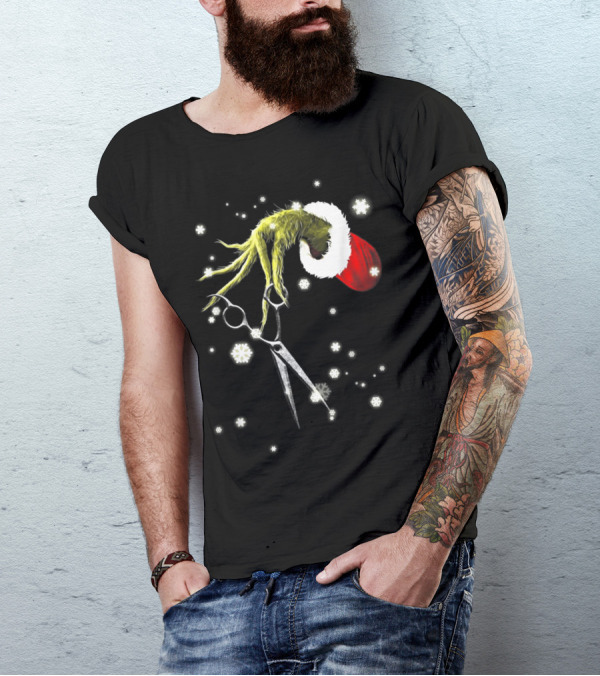 Grinch Hand With Scissors Santa Hat Snowflakes Hairdresser Christmas SE T-Shirt