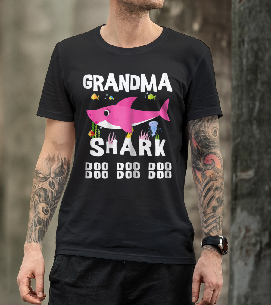 Grandma Shark Doo Doo Doo Mothers Pink Cartoon Fish Sea Creatures T-Shirt