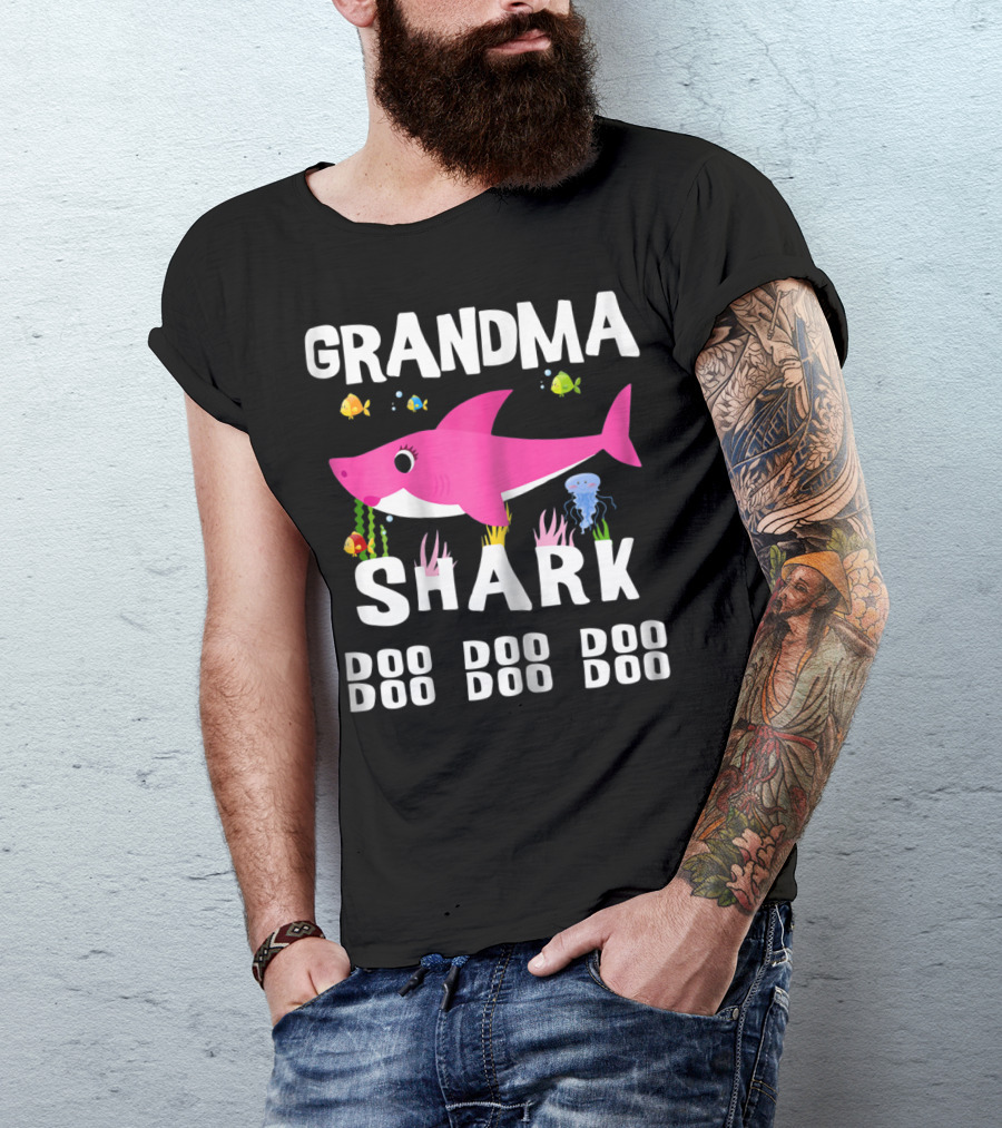 Grandma Shark Doo Doo Doo Mothers Pink Cartoon Fish Sea Creatures T-Shirt
