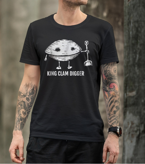 KING CLAM DIGGER WITH SMILING CLAM HOLDING SHOVEL T-Shirt