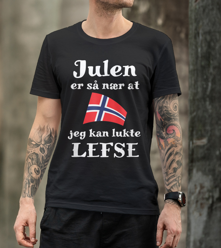 Julen Er Så Nær At Jeg Kan Lukte Lefse Norwegian Flag T-Shirt