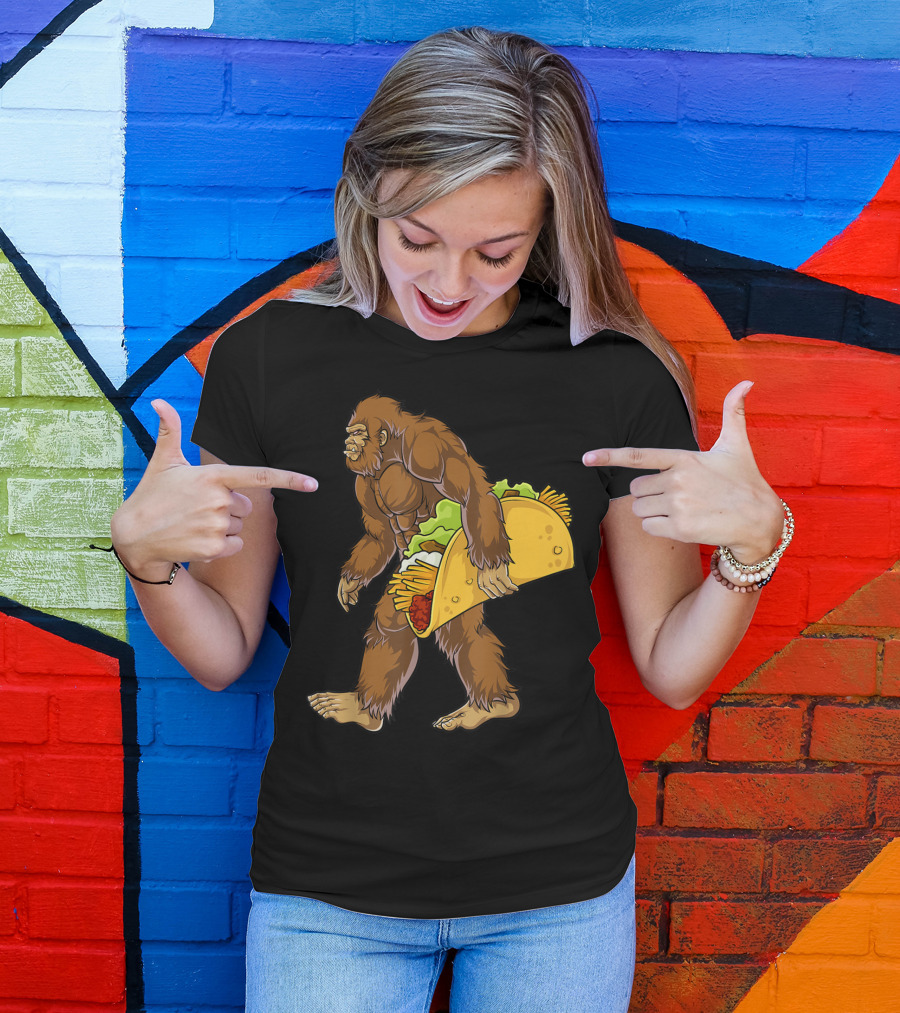 Bigfoot Carrying Taco Cinco De Mayo Novelty T-Shirt