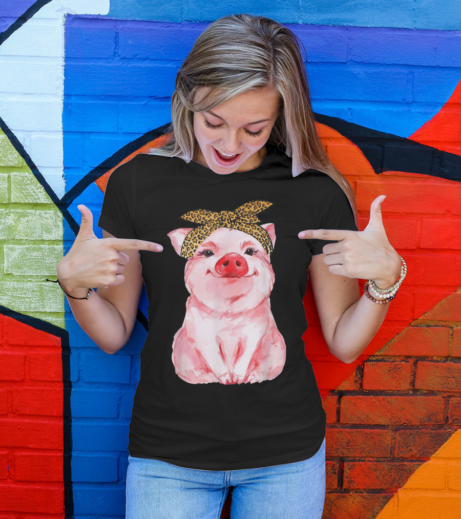 Cute Pig With Leopard Print Bandana Pig Lover's T-Shirt