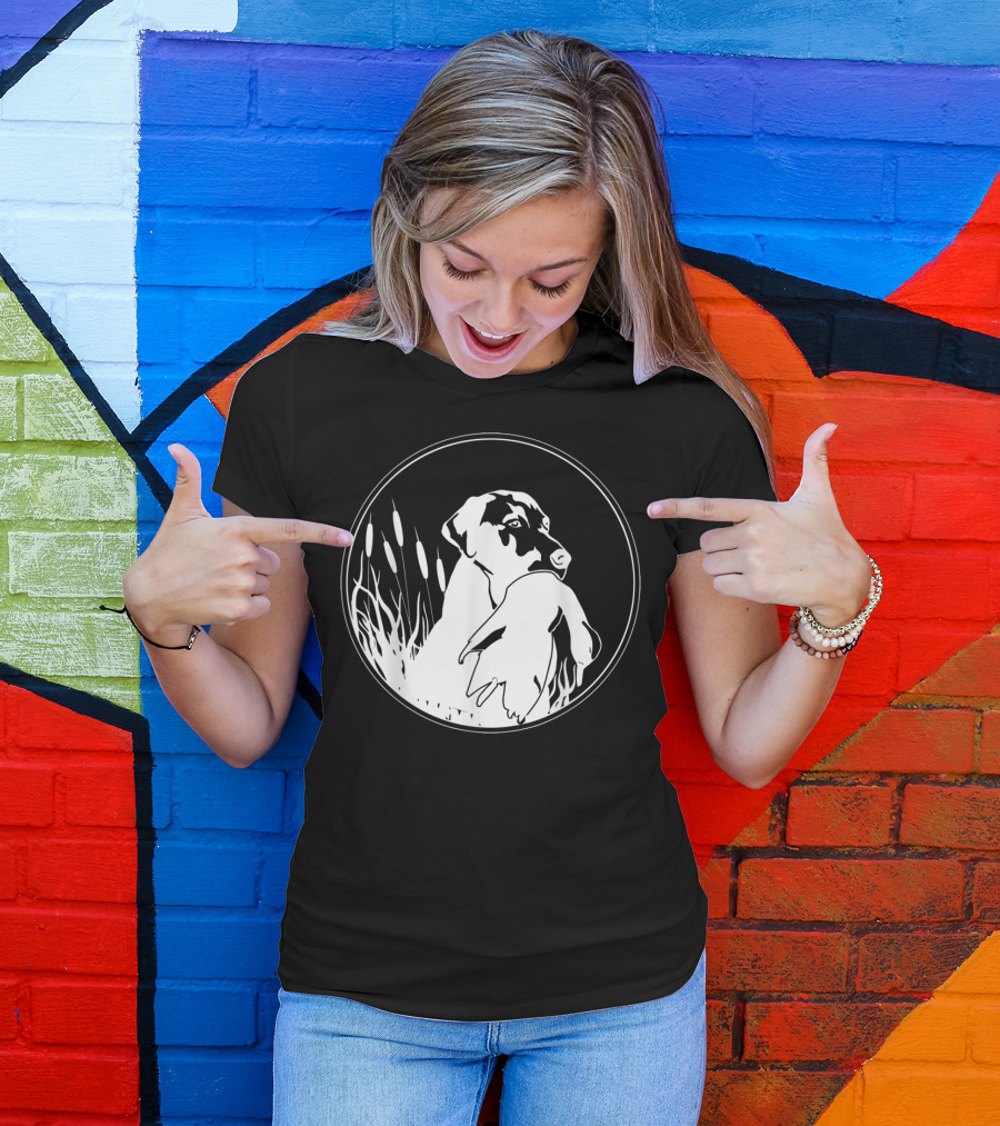 Duck Hunting Bird Dog With Captured Bird In Marshland Circle T-Shirt