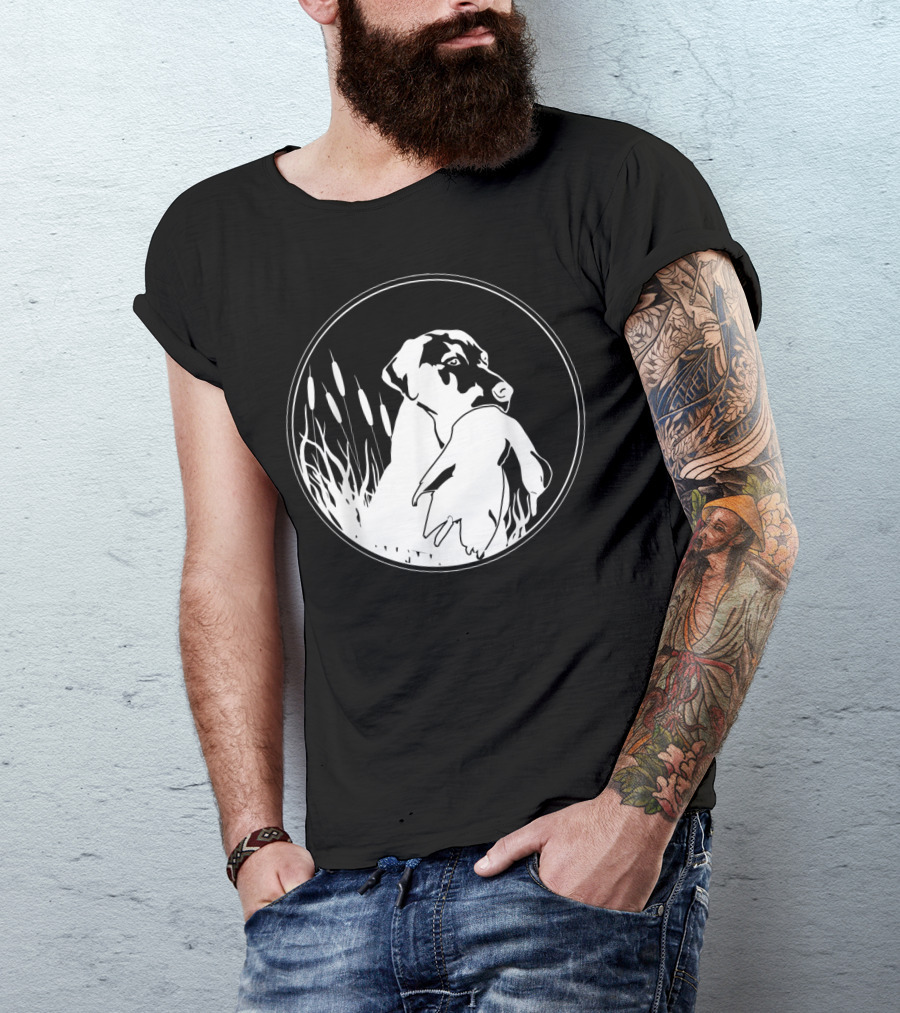 Duck Hunting Bird Dog With Captured Bird In Marshland Circle T-Shirt