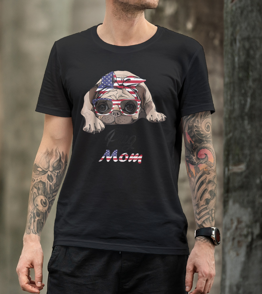 Pug Mom American Flag Bandana And Glasses T-Shirt
