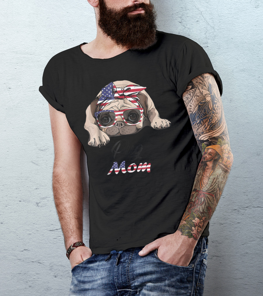 Pug Mom American Flag Bandana And Glasses T-Shirt