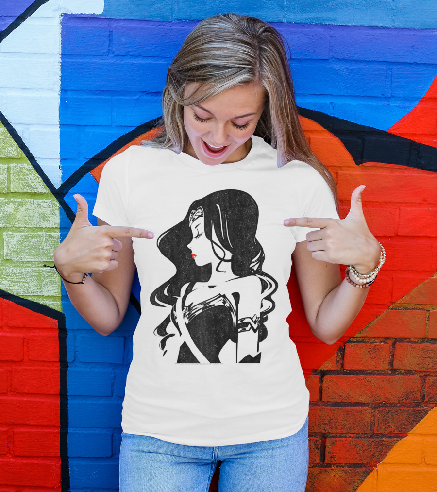 Justice League Wonder Woman Profile Silhouette With Red Lips T-Shirt