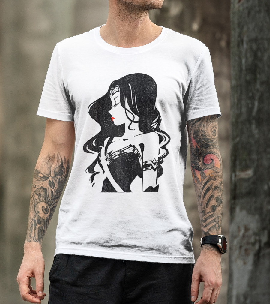Justice League Wonder Woman Profile Silhouette With Red Lips T-Shirt