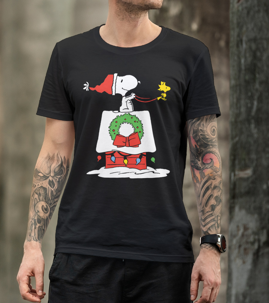 Peanuts Snoopy Santa Woodstock Christmas Wreath Doghouse Lights T-Shirt