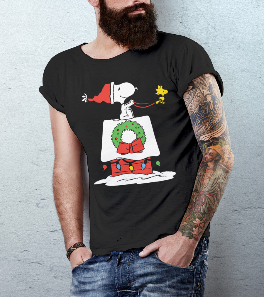 Peanuts Snoopy Santa Woodstock Christmas Wreath Doghouse Lights T-Shirt