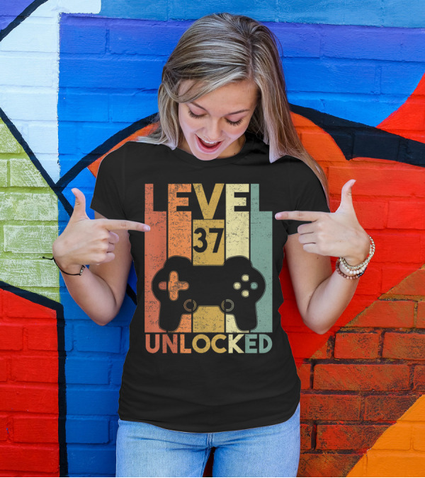 Level 37 Unlocked 1983 Birthday Gaming Controller T-Shirt