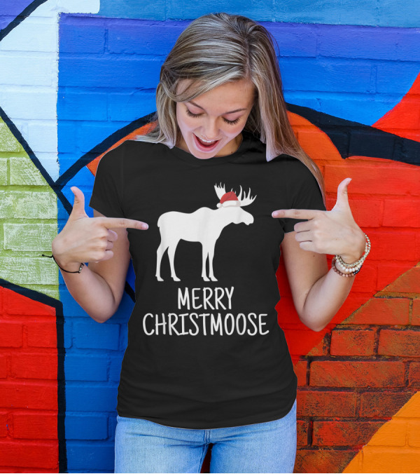 Merry Christmoose Funny Pun Animal Holiday Moose With Santa Hat T-Shirt