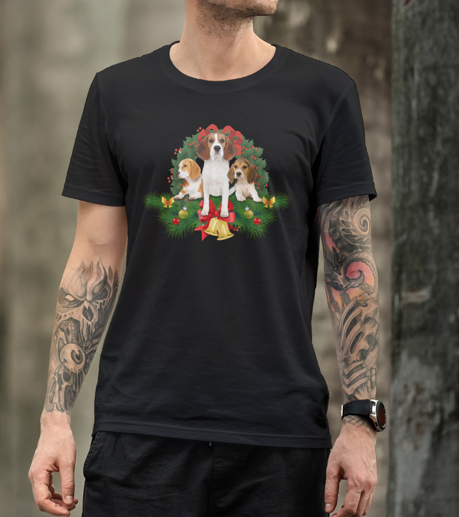 Beagle Christmas Wreath With Holly Berries And Bells T-Shirt