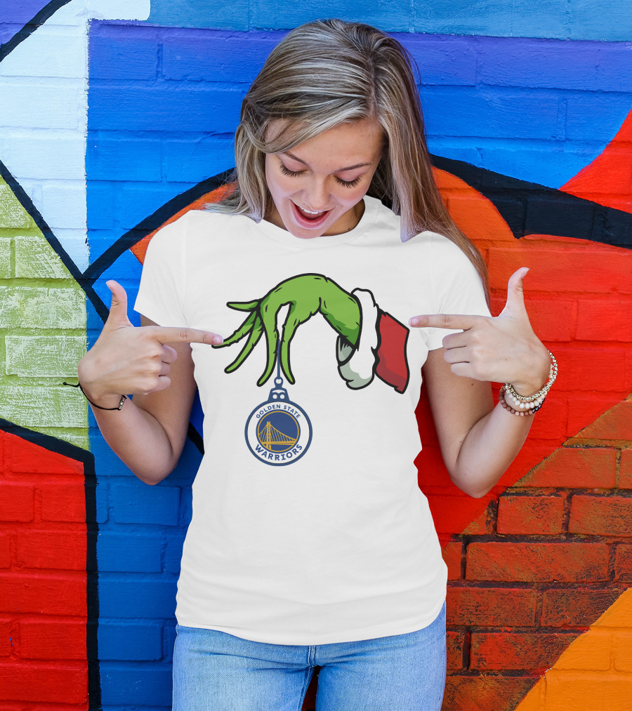 The Grinch Hand Holding Golden State Warriors T-Shirt