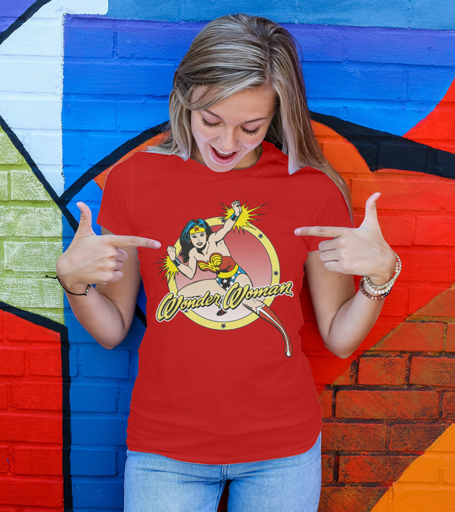 Wonder Woman Dynamic Heroic Pose Comic T-Shirt