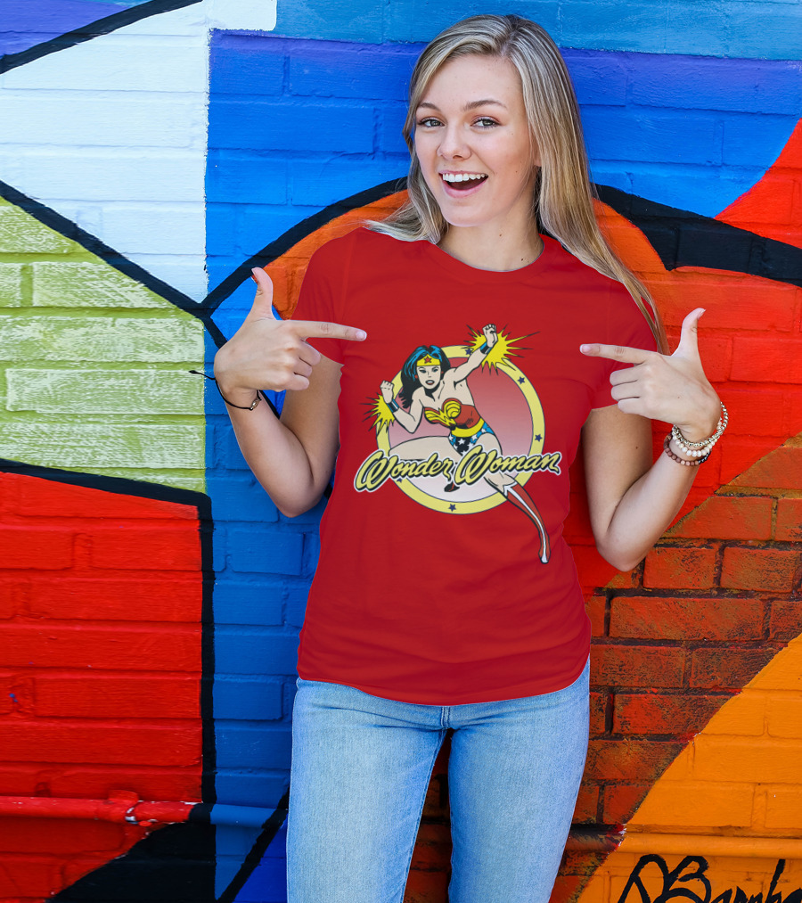 Wonder Woman Dynamic Heroic Pose Comic T-Shirt