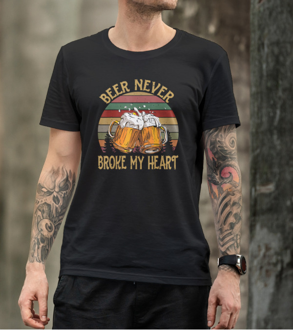 Beer Never Broke My Heart Vintage Sunset Beer Mugs T-Shirt