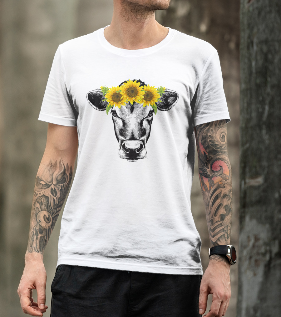 Cow With Sunflower Crown Awesome T-Shirt