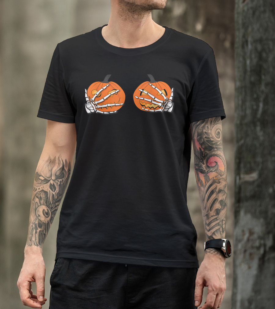 Funny Halloween Skeleton Hands Holding Carved Pumpkins T-Shirt